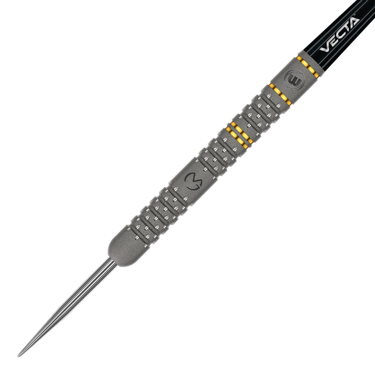 Dies ist ein Winmau Michael Van Gerwen Evo-X Steeldart. Der Dartpfeil hat ein silbernes Barrel mit gelben Akzenten und einer schwarzen Spitze.