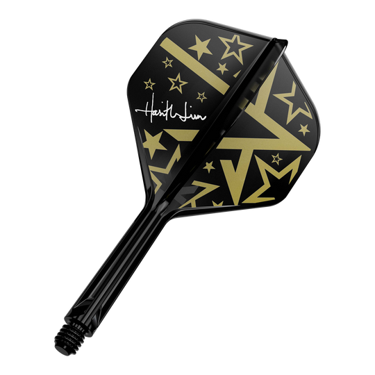 Sistema de eje de vuelo estándar Target Japan K-Flex Hot Shot No2 Dies ist ein schwarzer Dart-Flügel mit goldenen Sternen und Linien als Muster. Auf dem Flügel befindet sich außerdem eine weiße Unterschrift.