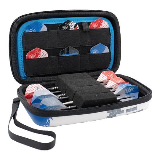 Das Bild zeigt das Bulls Orbis XL Martin Schindler Dartcase, das geöffnet ist. Im Inneren sind mehrere Darts und Ersatz-Flights ordentlich verstaut.