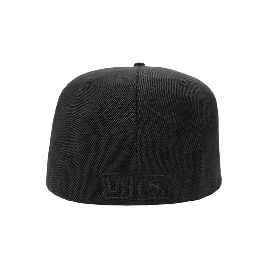 DTRS_CBK_Sport1_DRTS-_Kollektion_Cap_schwarz_3 Die Abbildung zeigt eine schwarze Cap aus der SPORT1 DRTS. Kollektion. Auf der Rückseite ist dezent das Logo "DRTS." eingestickt.