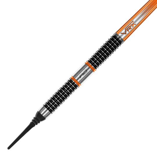 Red Dragon Amberjack 18 dardos blandos - 20 g Das Bild zeigt einen Red Dragon Amberjack 18 Softdart mit einem Gewicht von 20 Gramm. Der Dartpfeil hat ein markantes Design mit schwarzen und silbernen Rillen sowie orangen Akzenten.
