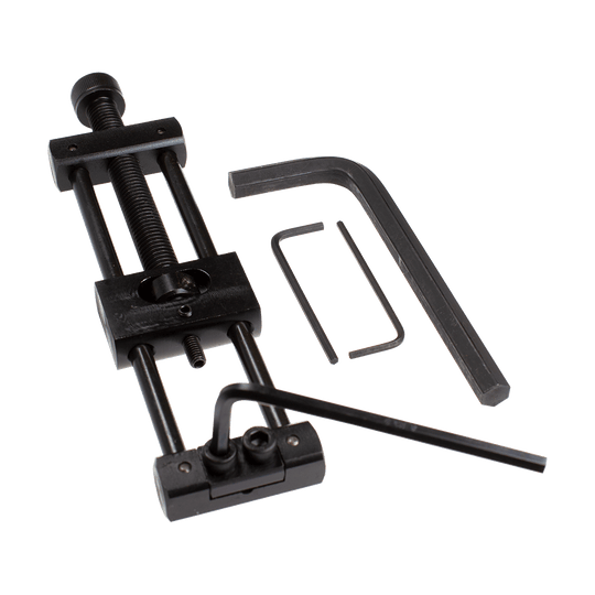 Designa Dart Repointer Black Pro Edition - Cambiador de puntas Das Bild zeigt den Designa Dart Repointer Black Pro Edition - Spitzenwechsler. Es handelt sich um ein Werkzeug für Dartspieler zum Wechseln der Spitzen.