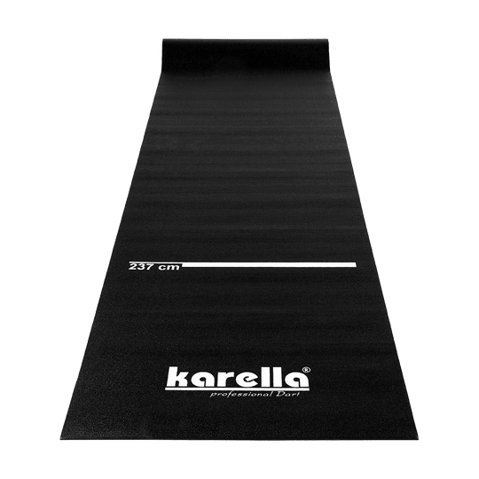 808701_Karella_Dartmatte_Eco-Star_1 Karella Dartmatte Eco-Star liegt ausgerollt auf dem Boden. Die Umrandung und das Logo sind klar zu sehen.
