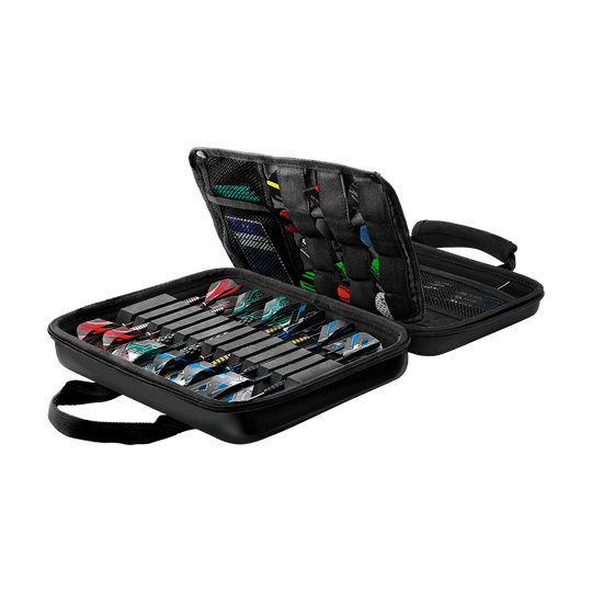 HRT-16525_Harrows_Imperial_Dartcase_Schwarz_2 Das Bild zeigt das Harrows Imperial Dartcase in Schwarz, das geöffnet ist und verschiedene Dartpfeile sowie Zubehör ordentlich aufbewahrt. Das robuste Etui hat Fächer, elastische Bänder und Netztaschen zur sicheren Organisation der Dartutensilien.