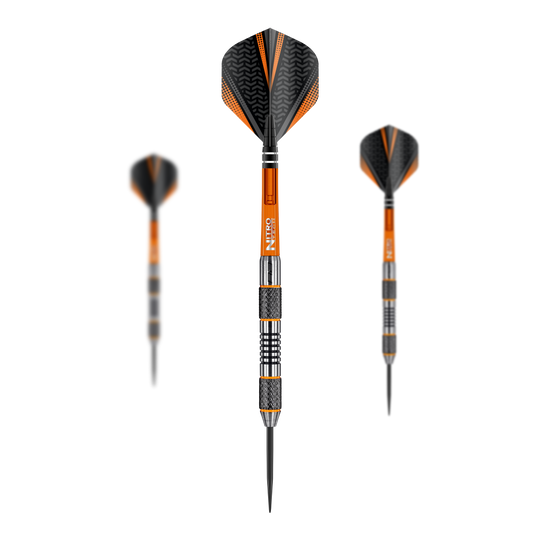 Dardos de acero Red Dragon Amberjack 5 - 24 g Das Bild zeigt die Steeldarts "Red Dragon Amberjack 5" mit einem Gewicht von 24g. Die Darts sind überwiegend orange und schwarz mit silbernen Details gestaltet.