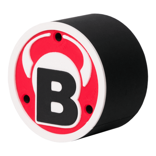 Soporte redondo para dardos Bulls con logo Das Bild zeigt ein rundes schwarzes Produkt mit einem roten und weißen Logo auf der Vorderseite. In der Mitte des Logos befindet sich ein großes schwarzes "B" mit weißen Hörnern darüber.