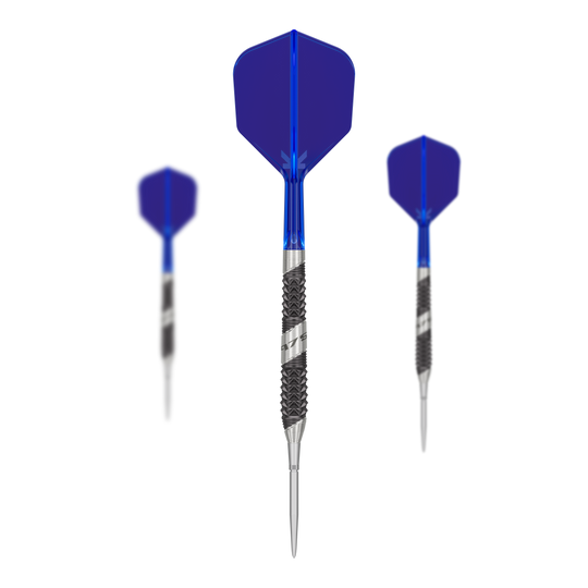 Dardos de acero Target 975 Ultra Marine 02 Swiss Point Das Bild zeigt drei Steeldarts des Produkts "Target 975 Ultra Marine 02 Swiss Point". Die Darts haben blaue Flights und silber-schwarze Barrels mit einem strukturierten Griff.