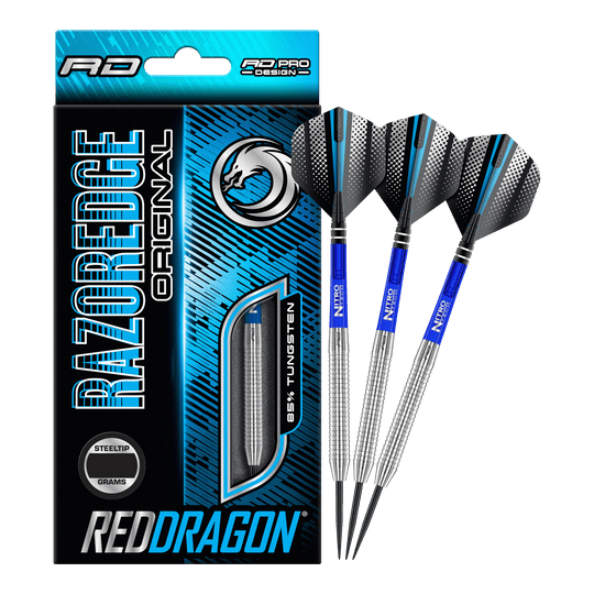 Dardos de acero originales Red Dragon Razor Edge Das Bild zeigt eine Packung „Red Dragon Razor Edge Original Steeldarts - 24g“ und drei dazugehörige Dartpfeile. Die Verpackung ist hauptsächlich blau und schwarz gestaltet und hebt den Schriftzug „RAZOREDGE ORIGINAL“ sowie „85% TUNGSTEN“ hervor.