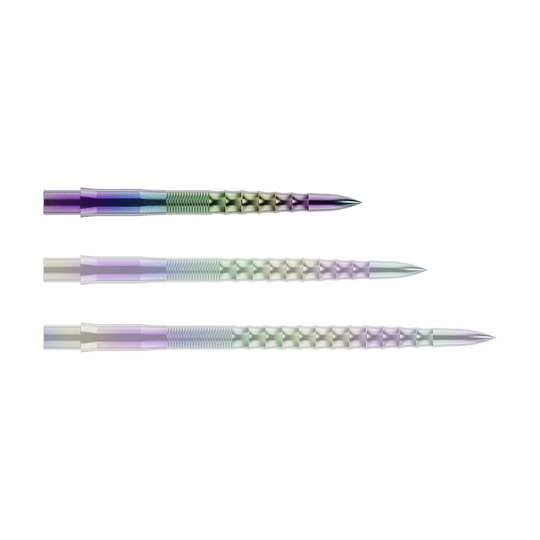 Puntas de dardos Mission Caliburn EVO - Ondulación - Coral Auf dem Bild sind drei bunte Steeldartspitzen mit einem geriffelten und gewellten Muster zu sehen. Sie liegen parallel nebeneinander auf einem grünen Hintergrund.