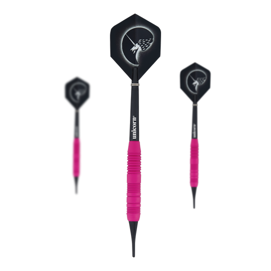 Dardos suaves de goma Unicorn Core Plus, color rosa - 19 g Das Bild zeigt drei pinke Softdarts der Marke Unicorn Core Plus mit gummierter Oberfläche. Auf den schwarzen Flights ist ein Einhorn-Motiv abgebildet.