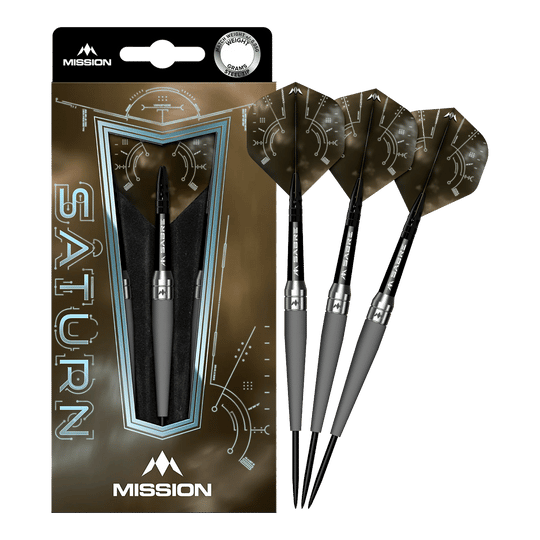 Dardos de acero Mission Saturn Titan Das Bild zeigt das Produkt "Mission Saturn Titan Steeldarts" in seiner Verpackung. Neben der Verpackung sind drei Steeldarts mit dunklen Flights zu sehen.
