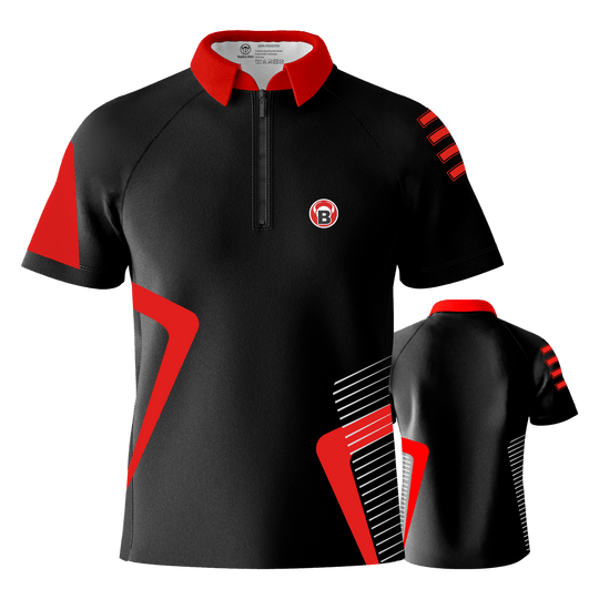 Camiseta de dardos del equipo Bulls - Roja Das Bild zeigt ein schwarzes Dartshirt mit roten und weißen Akzenten. Das Shirt hat einen roten Kragen und das Bulls-Logo auf der Vorderseite.