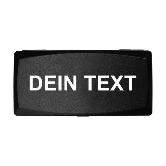 MD-ABS-Schwarz_W_Bedruckte_ABS_Box_Wunschtext_Schwarz_1 Auf dem Bild ist eine schwarze Box mit weißer Aufschrift zu sehen. Der Text auf der Box lautet "DEIN TEXT".