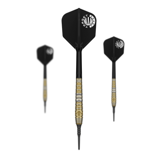 Dardos blandos Target Japan Hot Shot GEN2 - 19 g Auf dem Bild sind drei Softdarts des Produkts "Target Japan Hot Shot GEN2 Softdarts - 19g" zu sehen. Die Darts haben schwarze Flights und goldene Griffe mit feinen Gravuren.