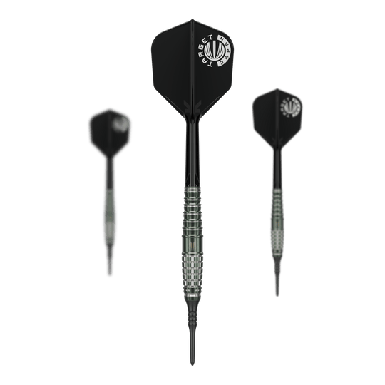 Dardos blandos Target Japan Akito Yamagata Scream GEN1 - 19 g Das Bild zeigt drei Softdarts mit schwarzem Flight und silbernem Griffbereich. Auf dem mittleren Dart steht "TARGET JAPAN" geschrieben.