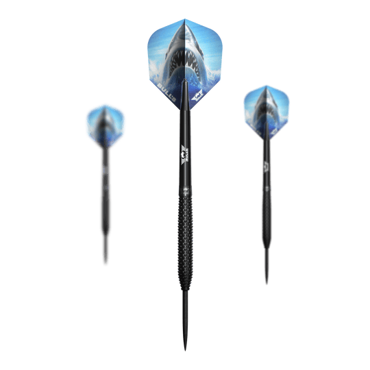 Dardos de acero negro Bulls NL Shark Pro Das Bild zeigt drei schwarze Steeldarts mit dem Namen "Bulls NL Shark Pro Black Steeldarts". Die Flights der Darts sind mit dem Bild eines offenen Haifischmauls bedruckt.