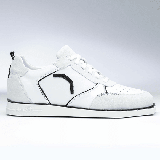 20100002-00_Triple20_Dartschuhe_Leder_Weiss_Schwarz_2 Der Schuh "Triple20 Dartschuhe Leder - Weiß Schwarz" ist ein weißer Sneaker mit schwarzen Details. Er besteht aus Leder und hat eine sportliche, moderne Optik.