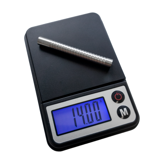 MCD19_McDart_Mini_Waage_1 Die Abbildung zeigt die McDart Mini Waage mit einem Metallstab darauf. Auf dem Display wird ein Gewicht von 14,00 Gramm angezeigt.