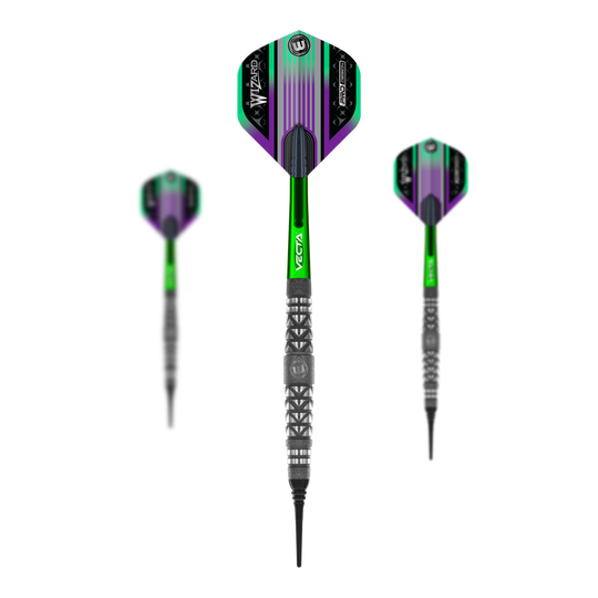 Dardos suaves con agarre atomizado Winmau Simon Whitlock Das Bild zeigt drei Softdarts der Marke Winmau Simon Whitlock Atomised Grip. Die Darts haben grüne und lilafarbene Flights sowie einen strukturierten, silber-schwarzen Grip.