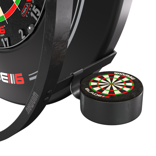 Juego de accesorios de plasma Winmau Das Bild zeigt das Winmau Plasma Zubehör Set für Dartscheiben. Zu sehen sind Teile des Zubehörs sowie ein Element mit einem aufgedruckten Dartboard-Design.