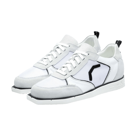 20200004-00_Triple20_Dartschuhe_Textil_Leder_Weiss_Schwarz_1 Die Abbildung zeigt ein Paar weiße und schwarze Triple20 Dartschuhe aus Textil und Leder. Die Schuhe haben ein modernes Design mit weißen Schnürsenkeln und schwarzen Akzenten an der Seite.