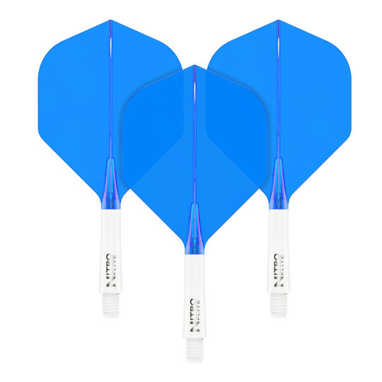 Auf dem Bild sind drei blaue Dart-Flights mit weißen Schäften zu sehen. Sie stehen nebeneinander und haben die gleiche Größe und Form.
