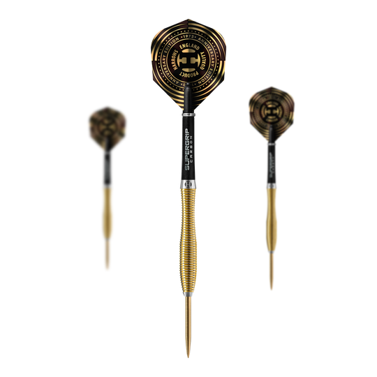 Dardos de acero V-Wing edición aniversario de Harrows Das Bild zeigt die Harrows Anniversary Edition V-Wing Steeldarts. Die Darts haben ein gold-schwarzes Design mit auffälligen Flights und einem geriffelten Griff.