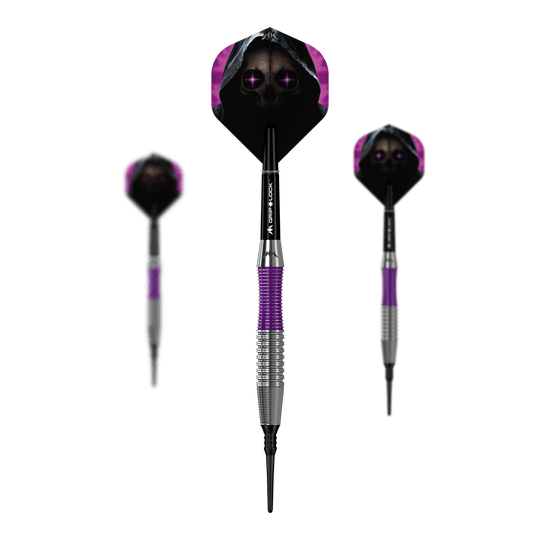 Dardos blandos Mission Phantom de latón - 18 g Das Bild zeigt drei Softdarts des Modells "Mission Phantom Brass Softdarts - 18g". Die Darts haben einen silbernen und lila Griff sowie Flights mit einem Totenkopf-Motiv.
