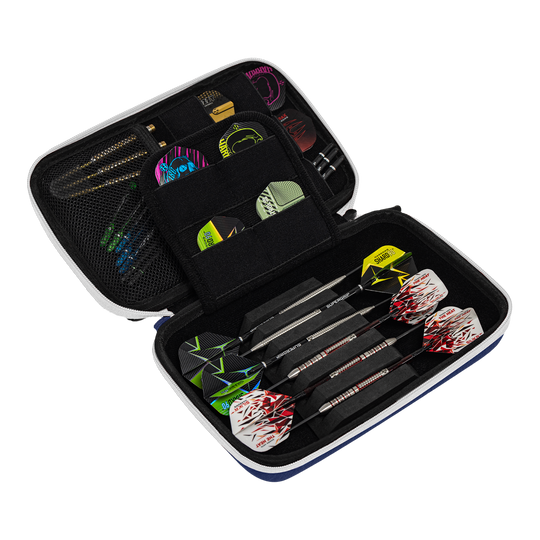Cartera para dardos Harrows Smart Case XL Das Bild zeigt ein geöffnetes Dart-Etui mit mehreren Darts und Zubehörteilen. In den Fächern sind verschiedene Flights und Spitzen ordentlich verstaut.