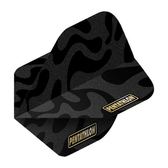 Vuelos de pentatlón RT Camo Das Bild zeigt das Produkt "Pentathlon RT Camo No2 Standard Flights". Die Flight hat ein schwarzes Camouflage-Muster und das Pentathlon-Logo in Gelb.