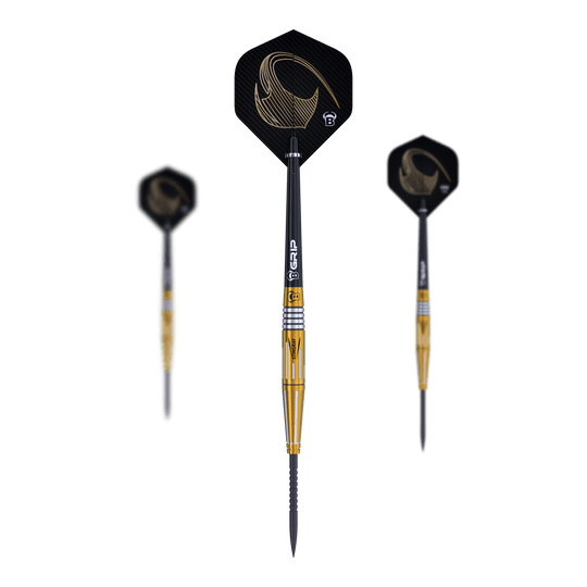Dardos de acero Bulls Stingray ST4 Das Bild zeigt drei Steeldarts des Modells "Bulls Stingray ST4". Die Darts haben goldene und schwarze Akzente sowie Flights mit einem goldenen Muster.