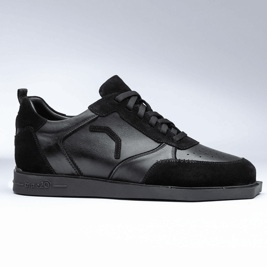 20100006-00_Triple20_Dartschuhe_Leder_Schwarz_2 Der abgebildete Schuh ist der "Triple20 Dartschuhe Leder - Schwarz". Er besteht aus schwarzem Leder mit schwarzen Schnürsenkeln und einer schwarzen Sohle.