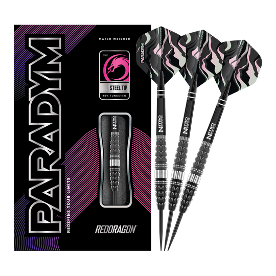 Dardos de acero Red Dragon Paradym Torpedo Das Bild zeigt die Red Dragon Paradym Torpedo Steeldarts zusammen mit ihrer Verpackung. Die Darts haben ein schwarz-silbernes Design und sind für Präzision und Langlebigkeit bekannt.