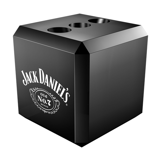 JD7019_Mission_Jack_Daniels_W-rfel_Darts_Display_1 Das Bild zeigt einen schwarzen Würfel mit dem Jack Daniel's Logo darauf. Oben auf dem Würfel befinden sich drei runde Öffnungen zur Aufbewahrung von Darts.