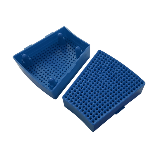 GRN0152_Granboard_132_Ersatzfelder_Single_Aussen_Blau_1 Das Bild zeigt zwei blaue Ersatzfelder für das Granboard 132. Sie sind dreieckig geformt und haben viele kleine Löcher.