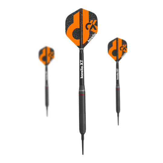 Karella Daniel Klose dardos suaves Das Bild zeigt drei Softdarts der Marke Karella Daniel Klose. Die Darts sind schwarz mit orangefarbenen Flights und haben das Karella-Logo darauf.