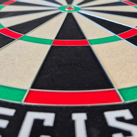 Diana de acero McDart Precision Das Bild zeigt eine Nahaufnahme eines McDart Precision Steeldartboards. Die farbigen Segmente und die scharf abgegrenzten Felder sind deutlich zu erkennen.