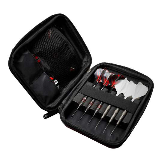 Cartera para dardos Winmau Armor G2 Das Bild zeigt ein geöffnetes Dartetui mit mehreren Darts und Ersatzflights. Die Darts und Flights sind ordentlich in Schaumstoff und Fächern einsortiert.