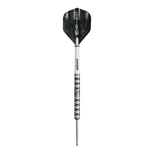 Auf dem Bild ist ein Steeldart der Marke Unicorn zu sehen, Modell "Callan Rydz The Riot Phase 2". Der Dart hat ein schwarzes Flight mit silbernen und weißen Akzenten sowie eine silberne, gerillte Spitze.
