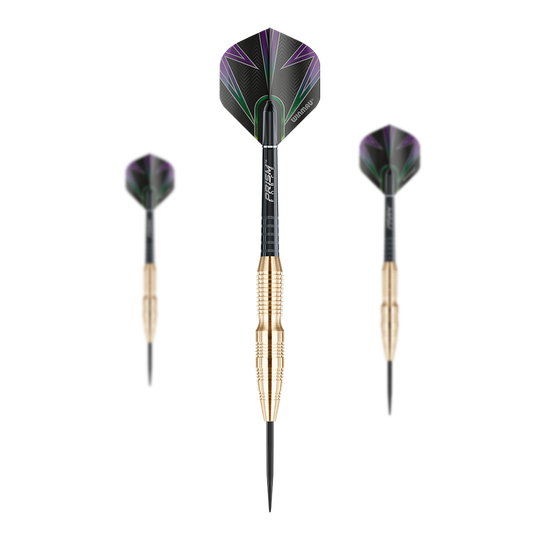 Dardos de acero de latón Winmau Simon Whitlock Das Bild zeigt drei Winmau Simon Whitlock Brass Steeldarts. Die Darts haben goldfarbene Griffe und schwarze Flights mit lila und grünen Akzenten.