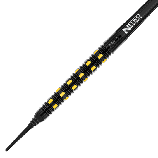 RD2386_Red_Dragon_Nirvana_Softdarts_2 Das Bild zeigt einen Red Dragon Nirvana Softdart mit einem Gewicht von 20g. Der Dart ist schwarz mit gelben Akzenten und hat eine griffige Struktur.