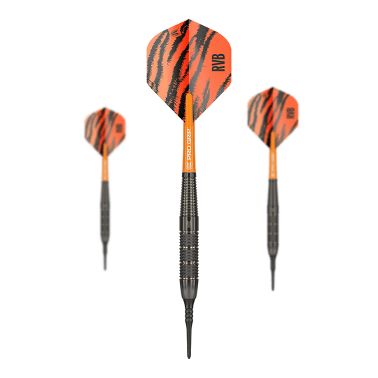 Target Raymond Van Barneveld Brass Softdarts - 18g Das Bild zeigt drei Softdarts mit orange-schwarzen Flights im Tigerstreifen-Design. Auf den Flights steht "RVB" und die Darts tragen den Namen Target Raymond Van Barneveld Brass Softdarts - 18g.