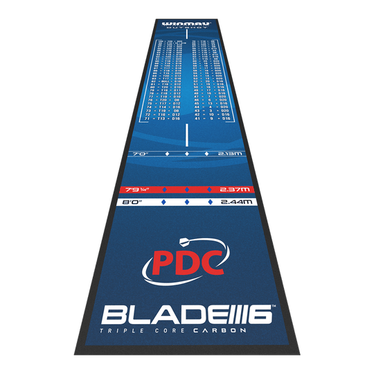 Tapete de dardos Winmau Outshot Die Abbildung zeigt die Winmau Outshot Dartmatte 2024 in blauem Design. Auf der Matte sind verschiedene Abwurflinien, Checkout-Tabelle und das PDC-Logo abgebildet.
