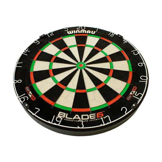 3033_Winmau_Blade_6_Steeldartboard_2 Das Bild zeigt das Winmau Blade 6 Steeldartboard. Die Dartscheibe hat ein klassisches Design mit schwarzen, weißen, roten und grünen Segmenten.