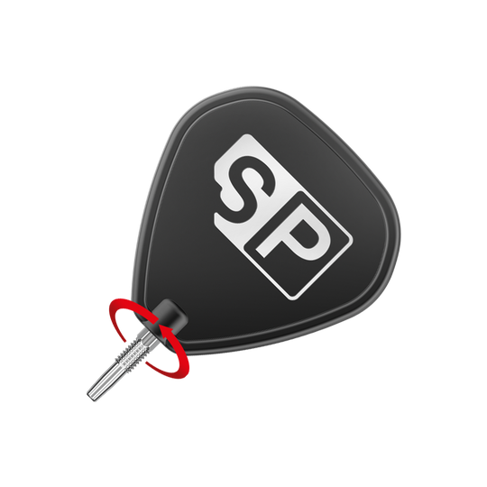 Das Bild zeigt eine schwarze Dartflügel mit den weißen Buchstaben "SP" darauf. An der Unterseite ist eine silberne Dartspitze zu sehen, die mit einem roten Pfeil markiert ist.