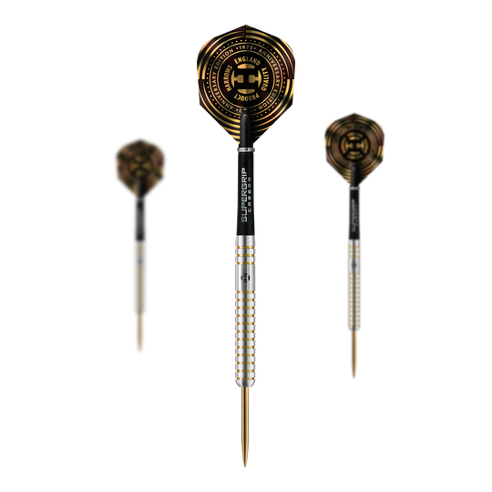 Edición de aniversario de Harrows Los Steeldarts originales Auf dem Bild sind drei Steeldarts mit silbernem Schaft und gold-schwarzen Flights zu sehen. In der Mitte steht ein Dart, auf dessen Flight das Logo zum Jubiläum der Marke Harrows abgebildet ist.