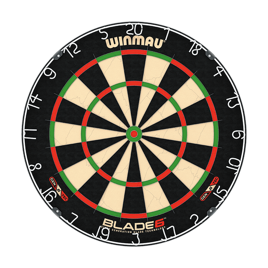 B6XLSET_Winmau_Blade_6_Dartboard_Set_mit_2_Sets_Darts_und_Winmau_Surround_2 Das Bild zeigt eine Winmau Blade 6 Dartscheibe mit deutlicher Segmentierung und farbigen Markierungen. Im unteren Bereich ist der Schriftzug "BLADE 6" zu sehen.