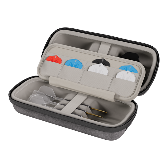 Auf dem Bild ist ein Target BOA Dartcase Grau Hellgrau zu erkennen. Das Etui eignet sich zur sicheren Aufbewahrung von Darts.