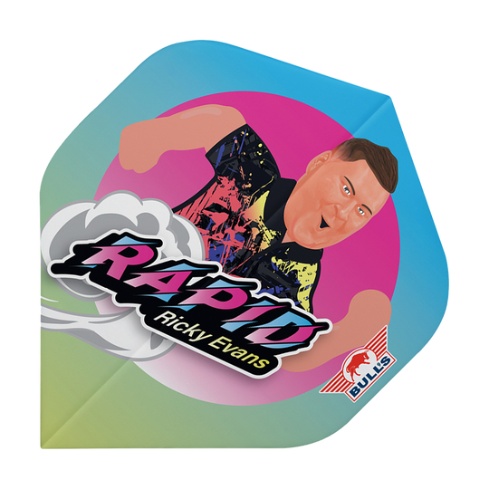 Bulls NL Player 100 Ricky Evans Dibujos animados No2 Vuelos estándar Das Bild zeigt ein Dartflight mit einer bunten Karikatur von Ricky Evans. Auf dem Flight steht „Rapid Ricky Evans“ und unten rechts befindet sich das Bulls-Logo.