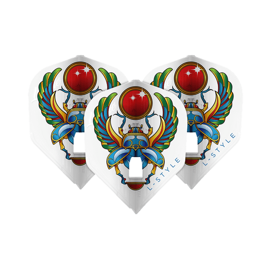 Plumas L-Style Anastasia Dobromyslova V3 Blancas L3KAMI Das Bild zeigt drei weiße Dart-Flights mit einem bunten Skarabäus-Design und der Aufschrift "L-STYLE". Die Flügel des Käfers sind weit ausgebreitet und eine leuchtend rote Kugel ist oben abgebildet.
